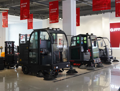 掃地車(chē)廠家 掃地車(chē)廠家