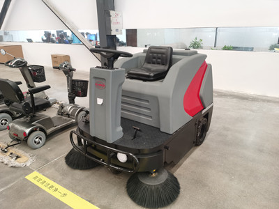 駕駛式掃地機(jī) 駕駛式掃地機(jī)